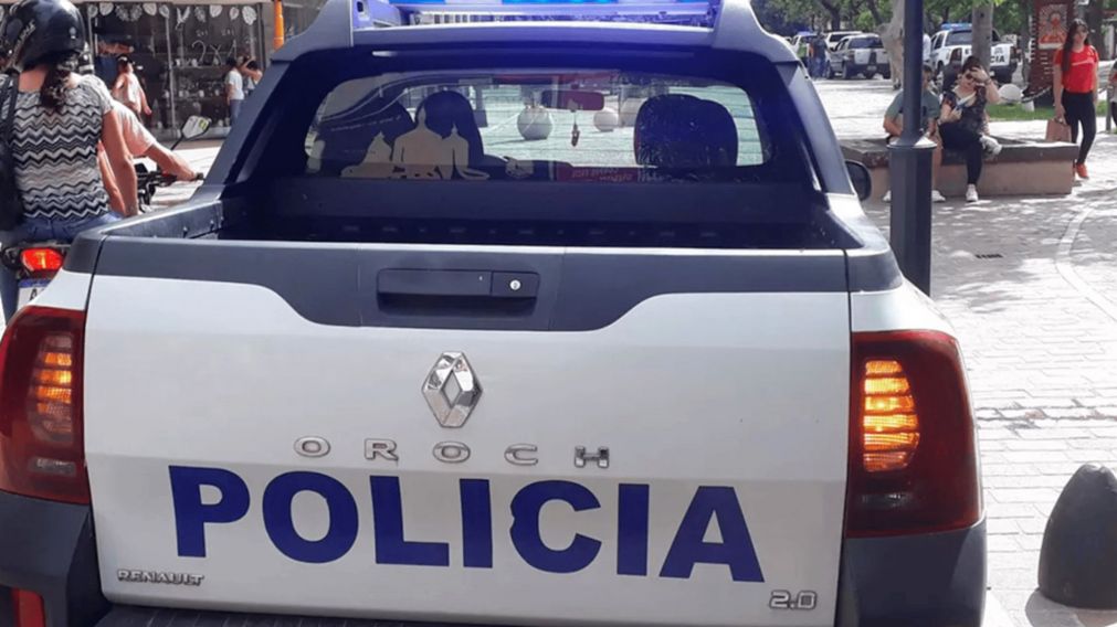 La policía busca a un hombre que atacó con un machete a un joven.
