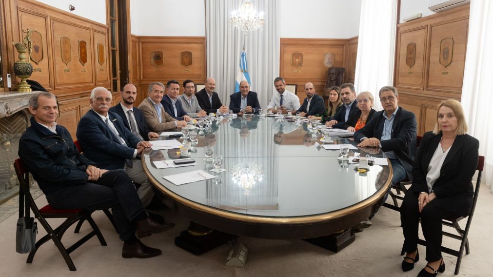El gobierno recibió a los diputados propios, del MID y del PRO.