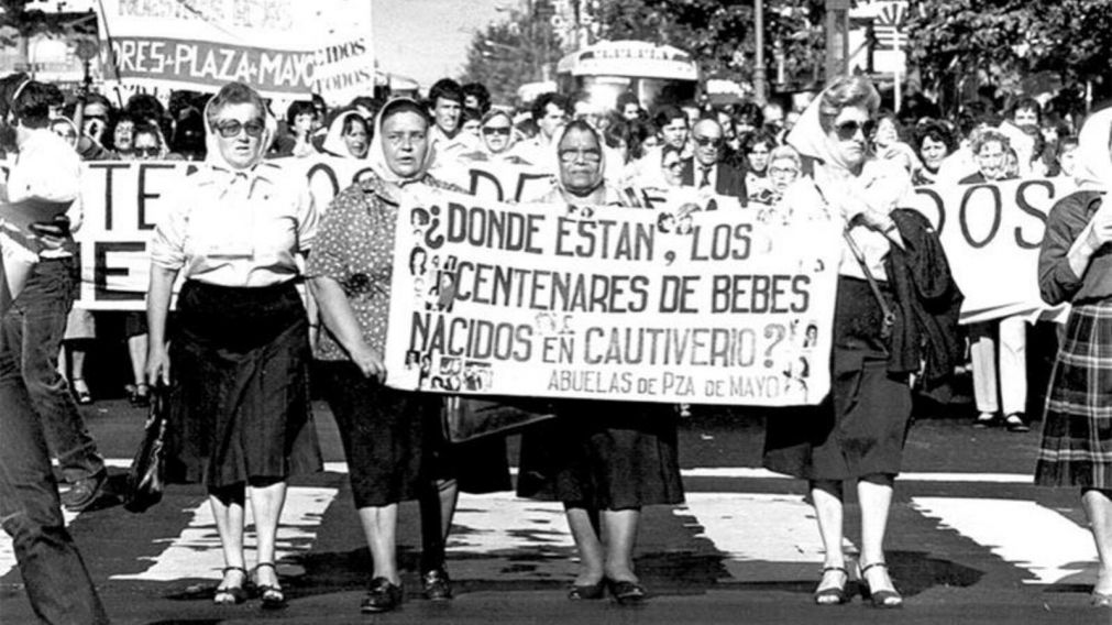 El Día Nacional del Derecho a la Identidad se fijó para conmemorar la lucha de las Abuelas de Plaza de Mayo.