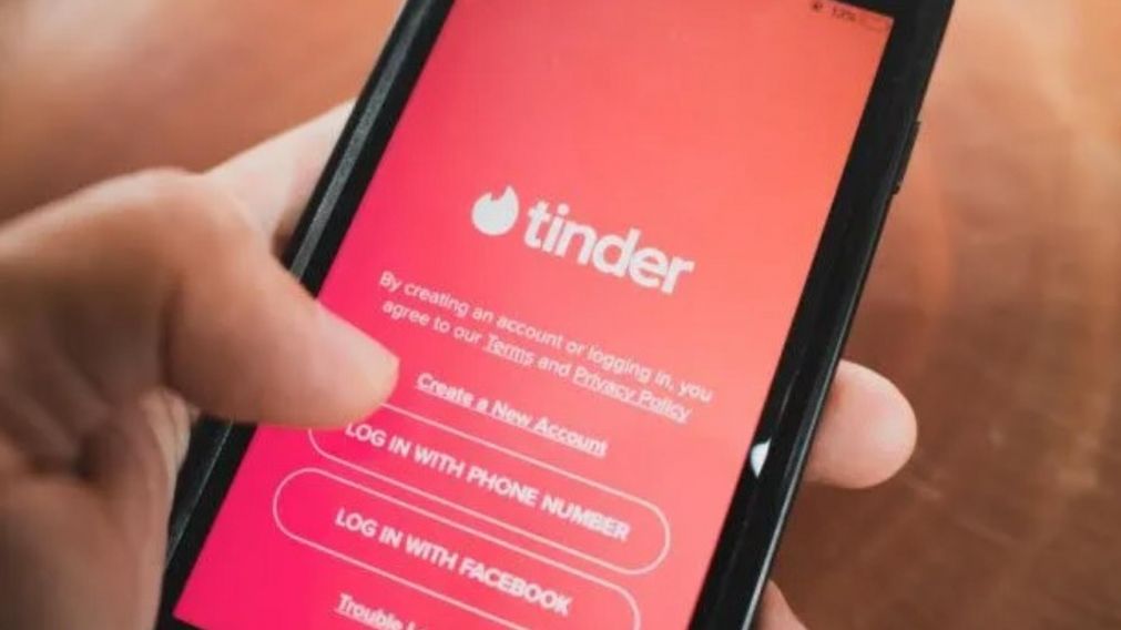 Los malvivientes utilizaron la aplicación Tinder para concretar la sextorsión.