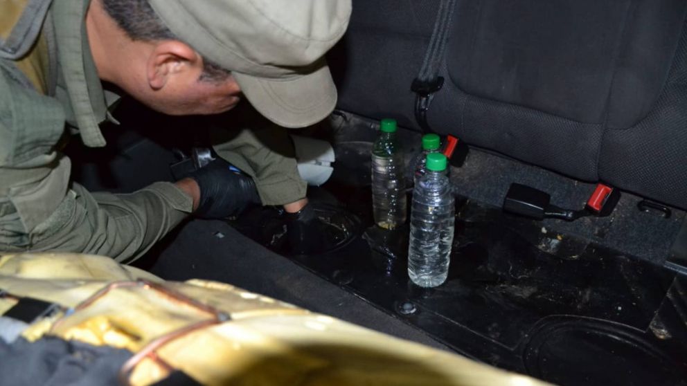 Así parejita cayó con más de 34 litros ketamina, escondidos en el tanque de nafta