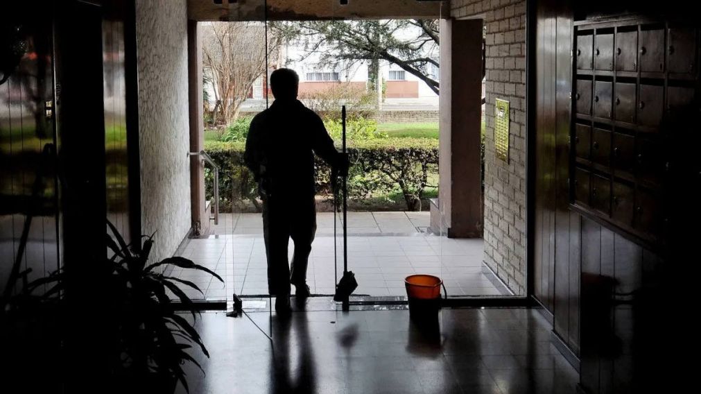 Cada vez más edificios prescinden del encargado para recortar gastos.