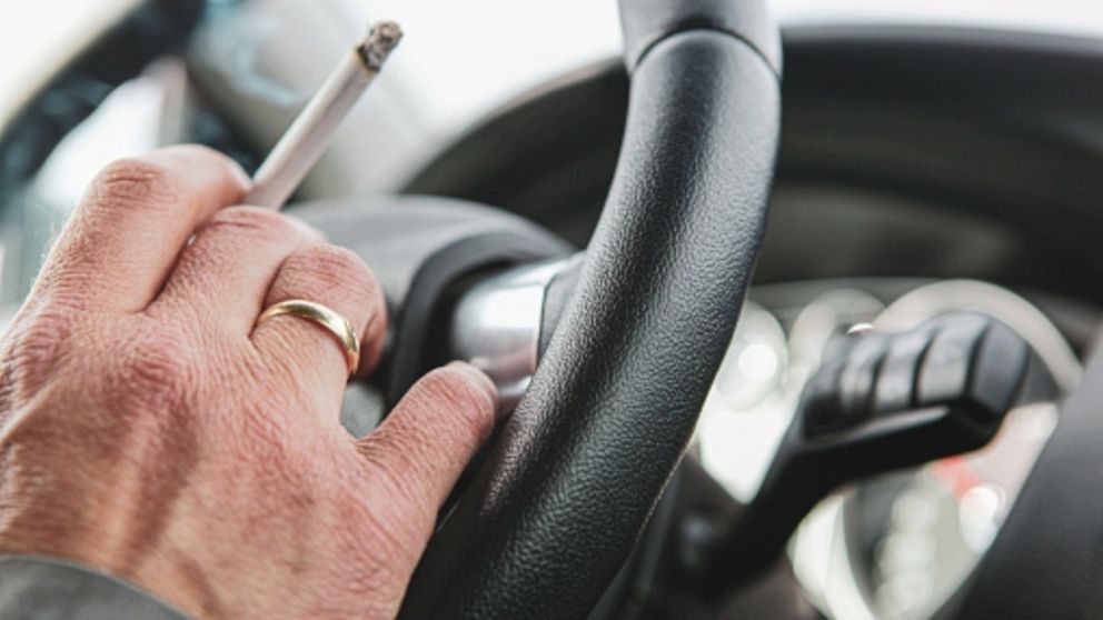 Hay un truco que saca el olor a cigarrillo adentro del automóvil (Imagen ilustrativa).