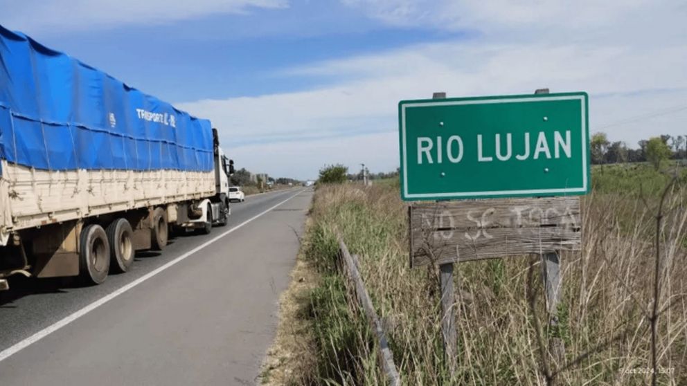 El cadáver fue hallado puente sobre el río Luján, a la vera de la ruta 6.
