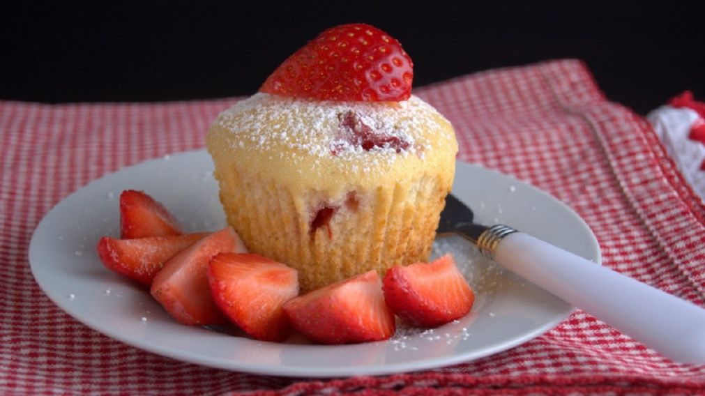 Merienda en minutos: hacé estos muffins de ricota y frutilla súper livianitos y fáciles.