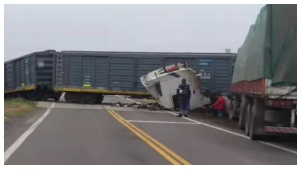 Un camionero chocó de frente contra un tren (Gentileza El Vocero).