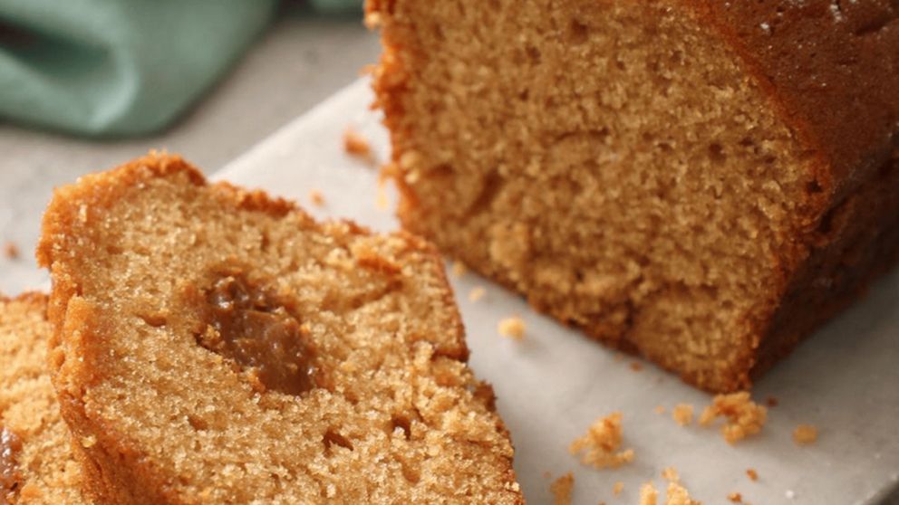 Prepará este riquísimo budín relleno de dulce de leche para la merienda.