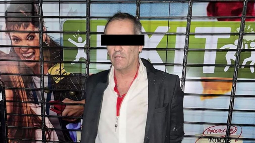 El sujeto al momento de ser detenido (Twitter).