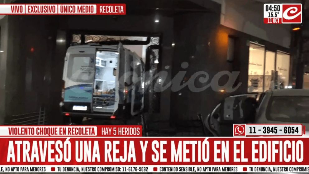 Impresionante choque en Recoleta termin� con ambulancia dentro de un edificio.