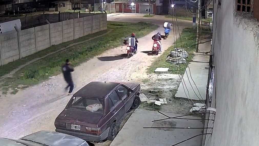 Los ladrones huyendo con el lavarropas.