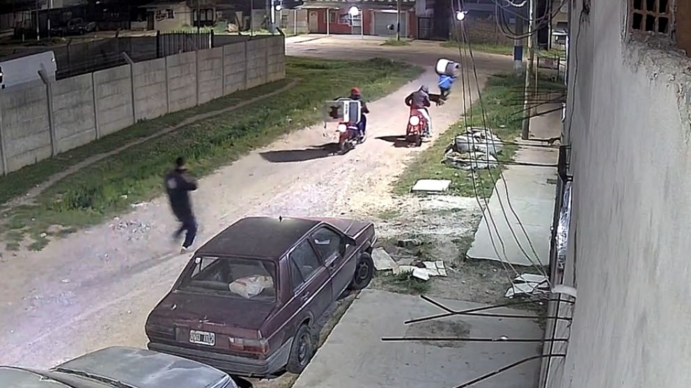 Los ladrones huyendo con el lavarropas.