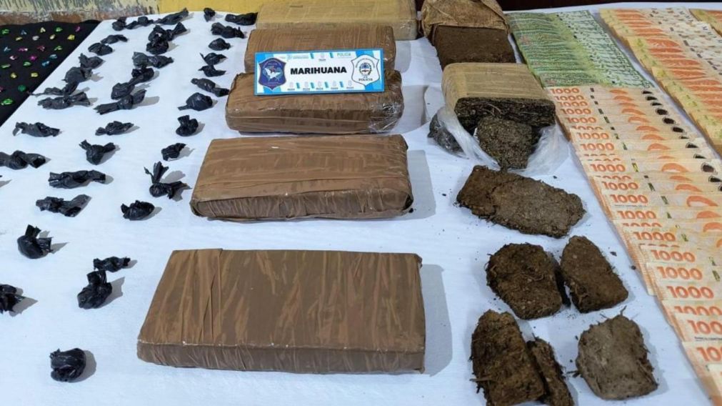 Parte de la droga que fue hallada en poder de los malvivientes.