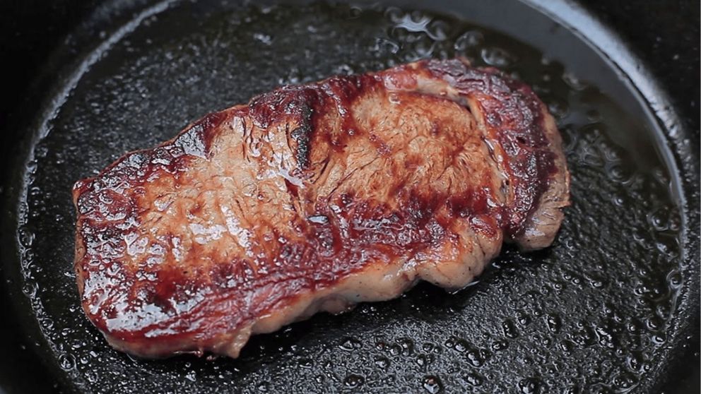 Una joven sorprendió a todos en redes sociales con un ingenioso método para evitar que la carne se achique al cocinarla (Imagen ilustrativa).