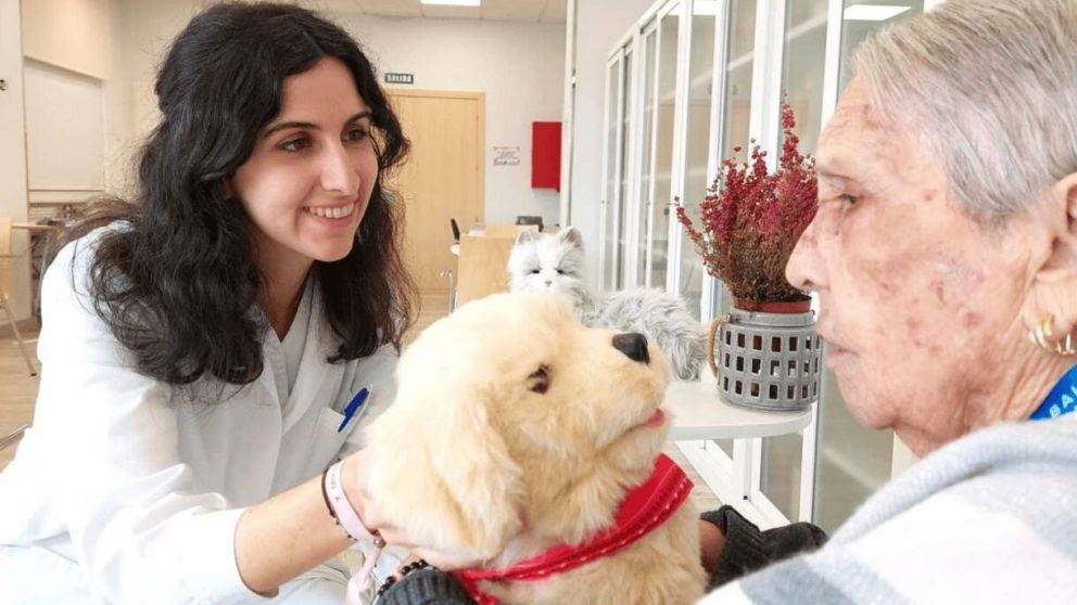 El perro robot ayuda a los pacientes con Alzheimer (Twitter).