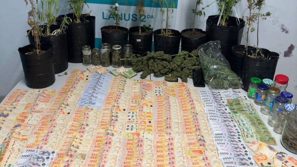 Estupefacientes y dinero en efectivo secuestrado por la Policía.
