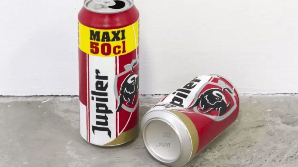 Un empleado pensaba reciclaba unas latas de cerveza vacías, pero tiró a la basura una obra de arte millonaria (Imagen NA).