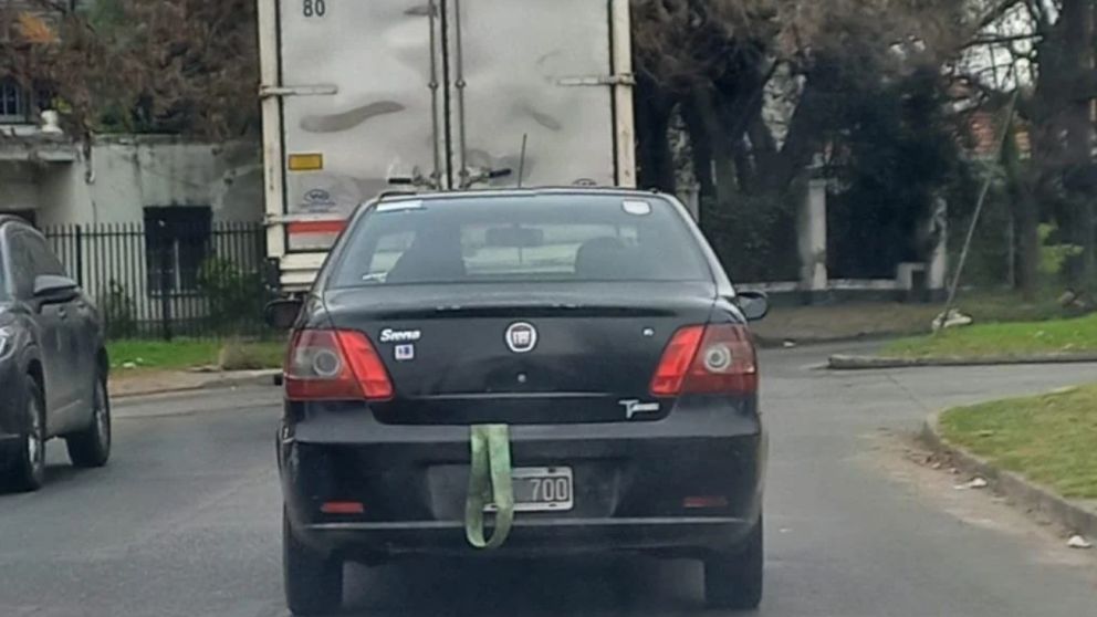 Los conductores recurren a tapar las patentes para evitar ser identificados por cámaras de seguridad, radares o peajes.