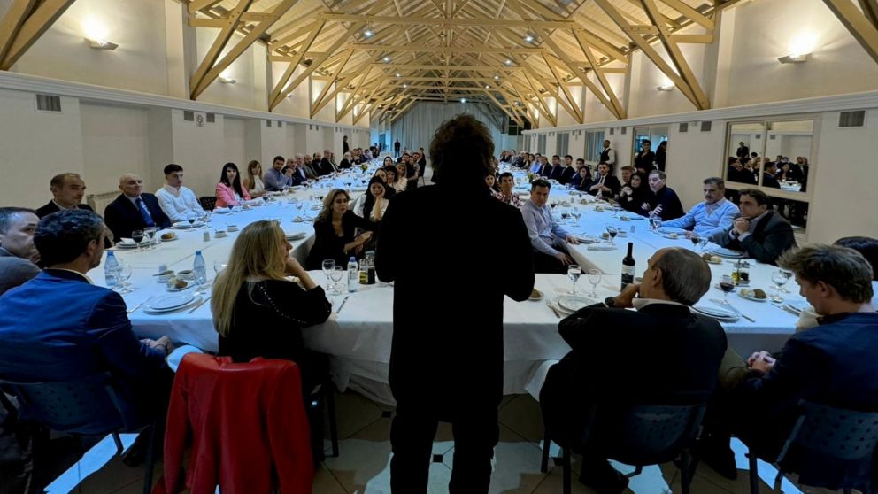Javier Milei pidió a legisladores en el asado en Olivos que "no se dejen torcer" y defiendan el equilibrio fiscal.