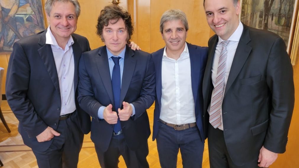 Javier Milei y un almuerzo "descontracturado" con Luis Caputo y Manuel Adorni en el Palacio de Hacienda, el menú: entraña con ensalada.