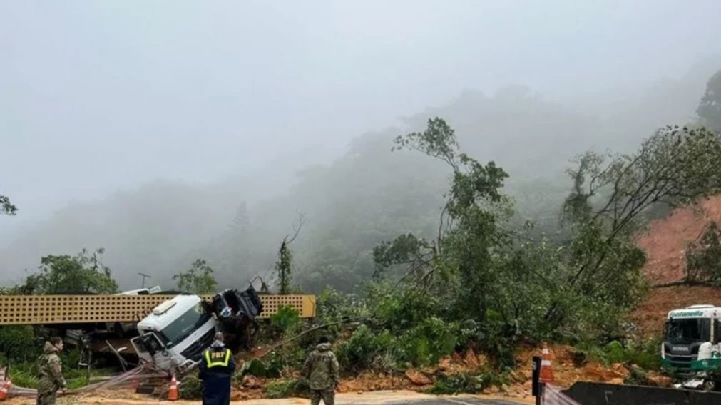 El deslizamiento podría estar relacionado con el fenómeno conocido en la región como "corrimiento de tierras" (erosión fluvial).