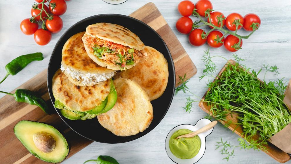Sorprendé a todos con esta deliciosa y económica receta de arepas rellenas de pollo.
