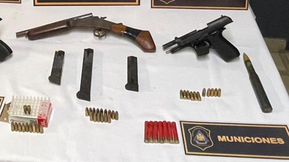 Las armas y, a la derecha, el misil que fue incautado.