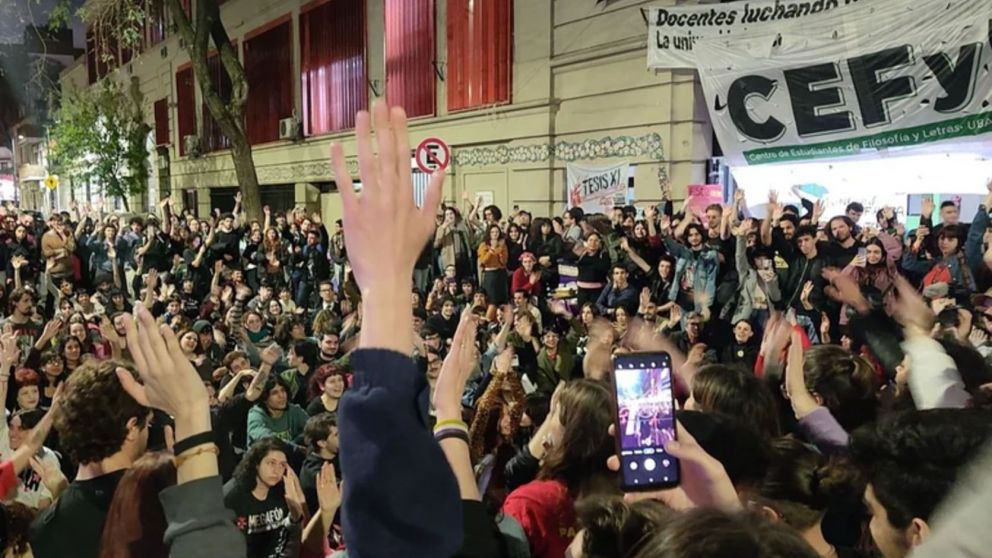 Estudiantes de la UBA tomaron por 48hs los edificios en contra del veto de Javier Milei a la Ley de Financiamiento Universitario.