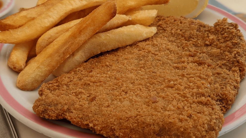 Truco para cocinar milanesas "fritas" sin freír: al horno pero igual de crocantes.
