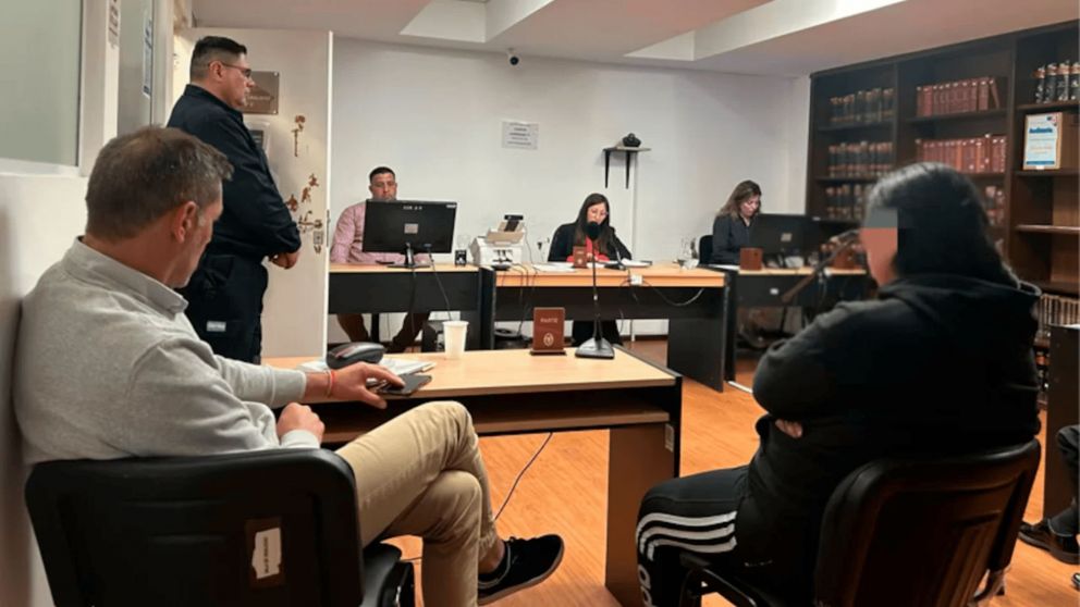 La mujer policía escuchando la acusación contra ella.