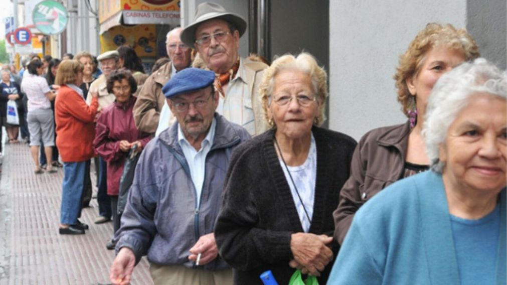 Pese al aumento confirmado del 4,17%, el Gobierno aún no oficializó el bono de 70 "lucas" a jubilados de ANSES (Imagen ilustrativa).