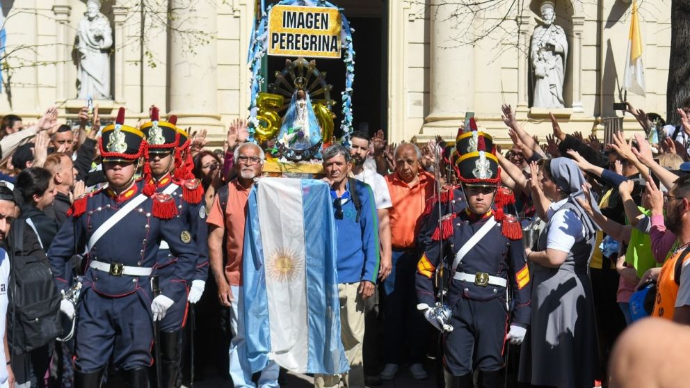 La Imagen de la Virgen de Luján es custodiada por los Granaderos (Crónica/Pablo Villan).