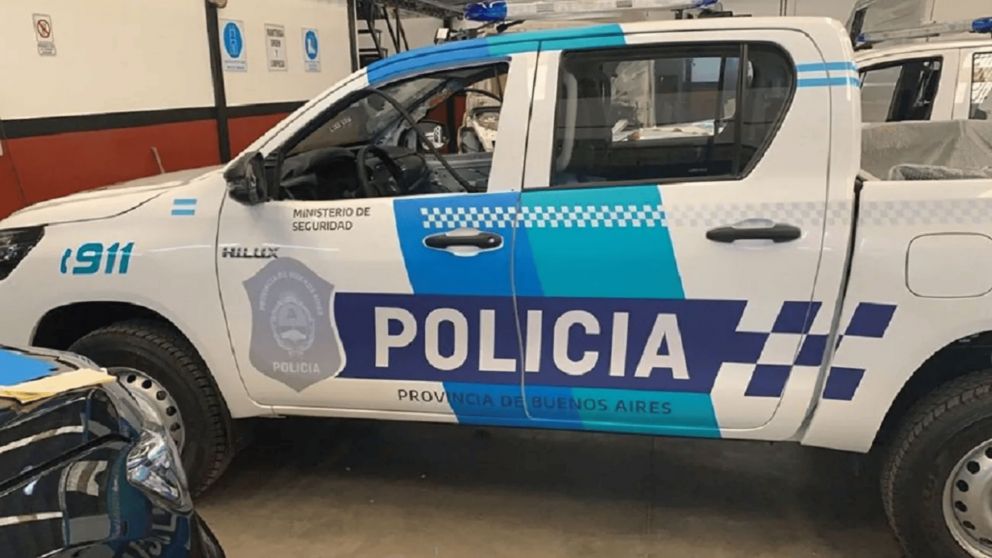 La policía busca al delincuente que logró escapar.