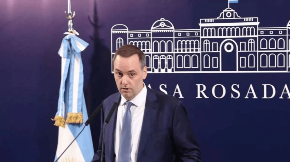 El vocero presidencial volvió a cruzarse con el legislador porteño Gabriel Solano en redes.