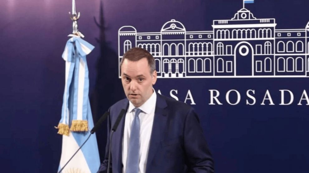 El vocero presidencial volvió a cruzarse con el legislador porteño Gabriel Solano en redes.