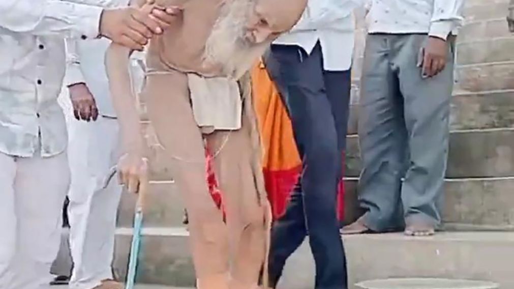 VIDEO: Hallaron a un hombre con más de 100 años en una cueva de India