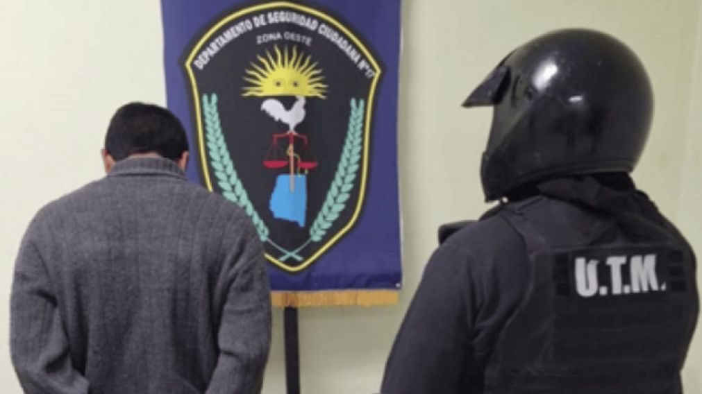 El acusado fue detenido y llevado esposado.