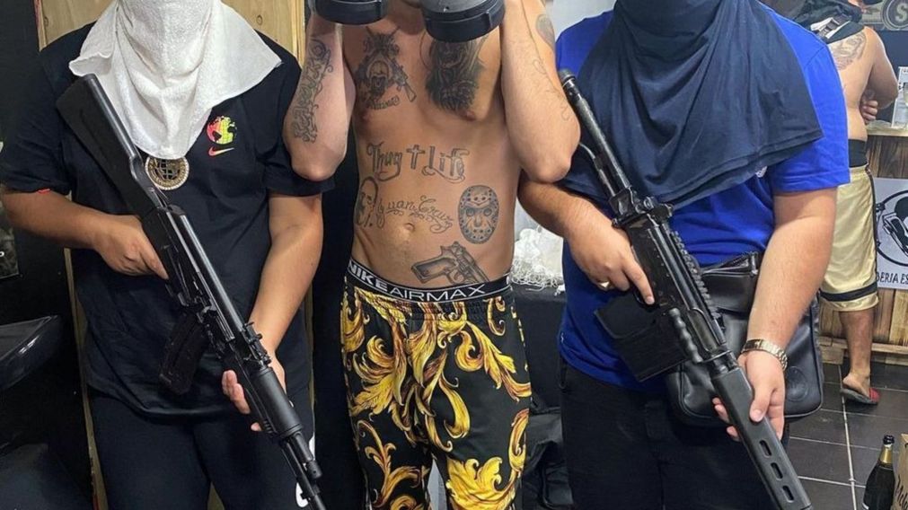 Samuel Miqueas Medina (el de remera azul) fue asesinado de m�s de diez disparos.