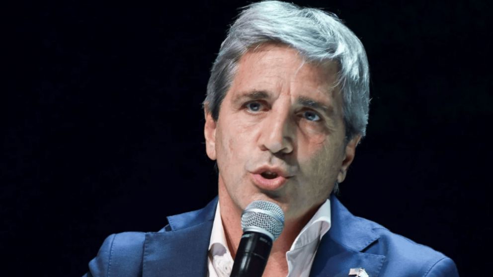 Luis Caputo anunci� la reducci�n gradual de aranceles para 89 productos, incluyendo neum�ticos y motos