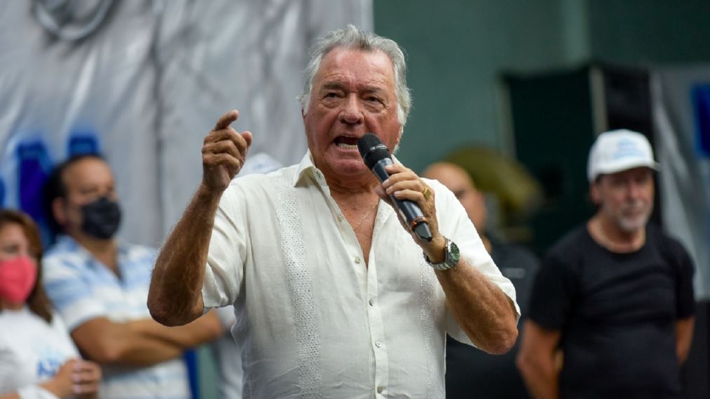 Luis Barrionuevo contin�a internado.
