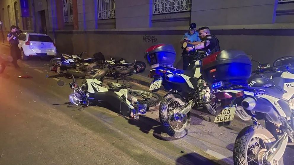Un hombre manejaba borracho y embistió a un grupo de policías: dos agentes resultaron heridos