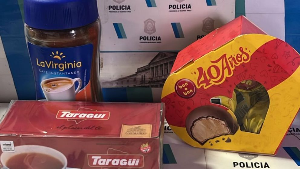 Los artículos comestibles recuperados por la Policía.
