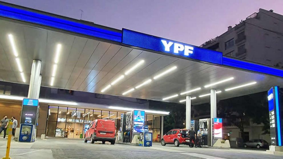 YPF aplicó este martes una baja del 1% en la nafta y del 2% en el gasoil (Imagen ilustrativa).