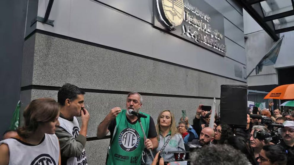 AGUIAR, EL SECRETARIO GENERAL, EN UNA PROTESTA DE ATE.