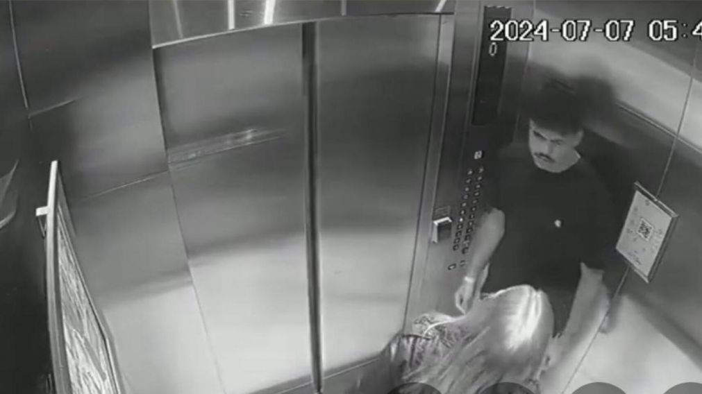 Las imágenes captadas en el ascensor del hotel.