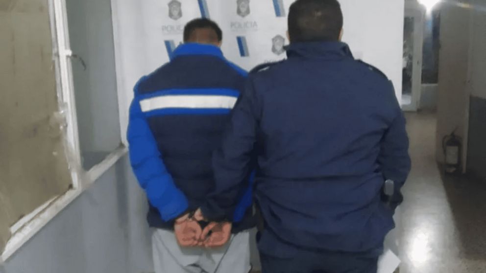 Vendía un chaleco antibalas policial robado por Instagram.