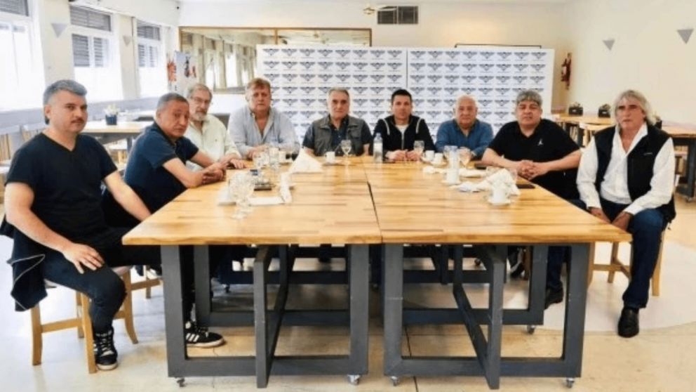 Gremios del Transporte analizan un paro para el 17 de octubre, en plena tensión con el Gobierno