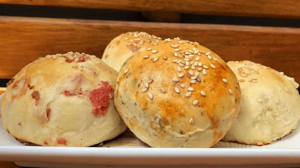 Receta de pancitos saborizados de salame y queso, ideales para acompañar el mate o sumar en las picadas.