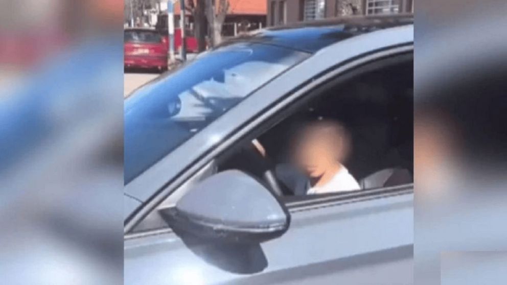 El menor de diez años mira a la cámara antes de poner primera el vehículo.