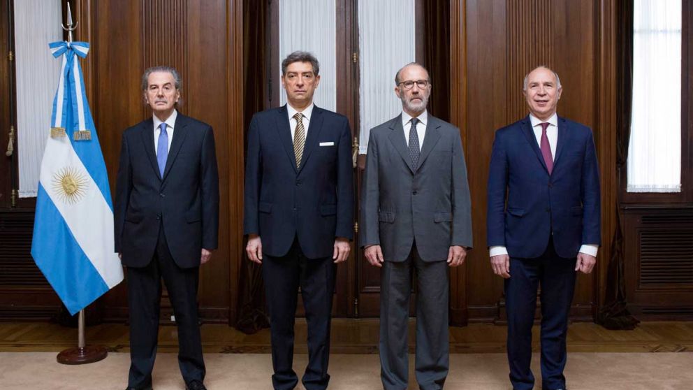 La decisi�n dej� en evidencia las divisiones existentes en el seno del tribunal.