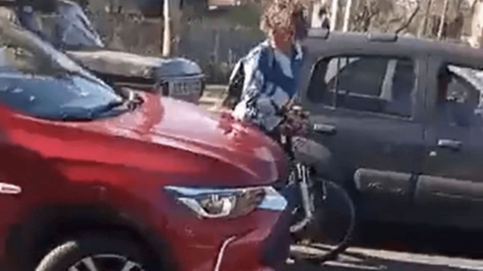 La ciclista fue atropellada tras discutir con el conductor del vehículo negro.